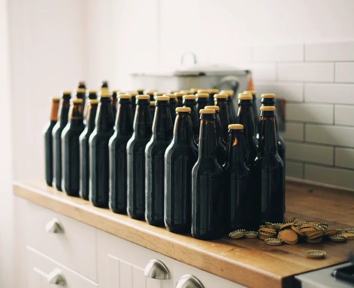 Des bouteilles de bières artisanales disposées sur une étagère